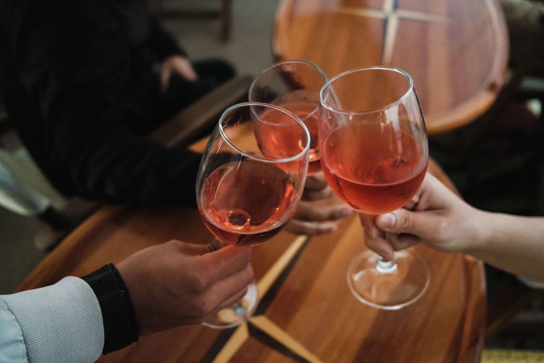 Tre glas rosévin skåler over bordet