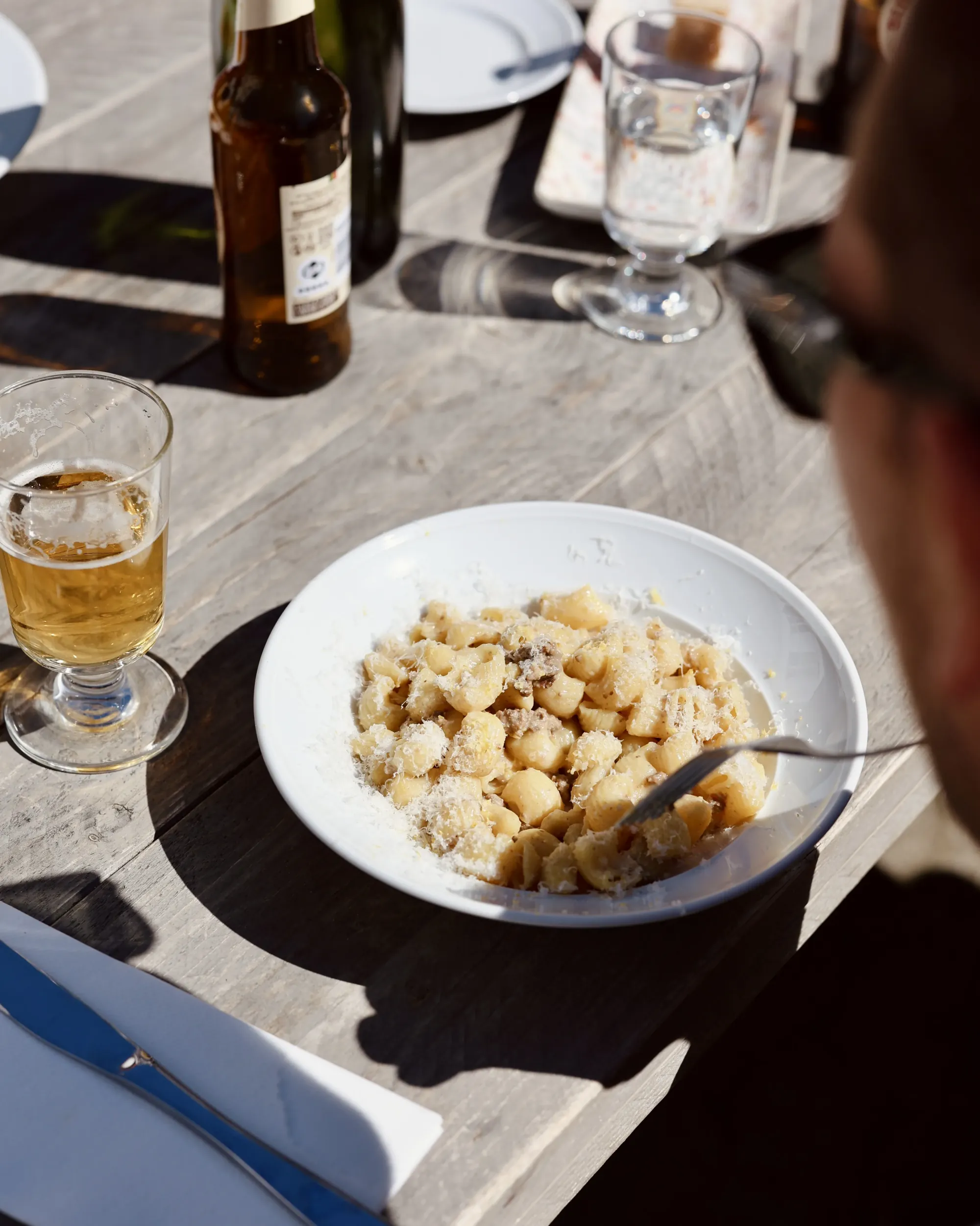 Frisk pasta med parmesan og en kold øl i gårdhaven hos Gancio