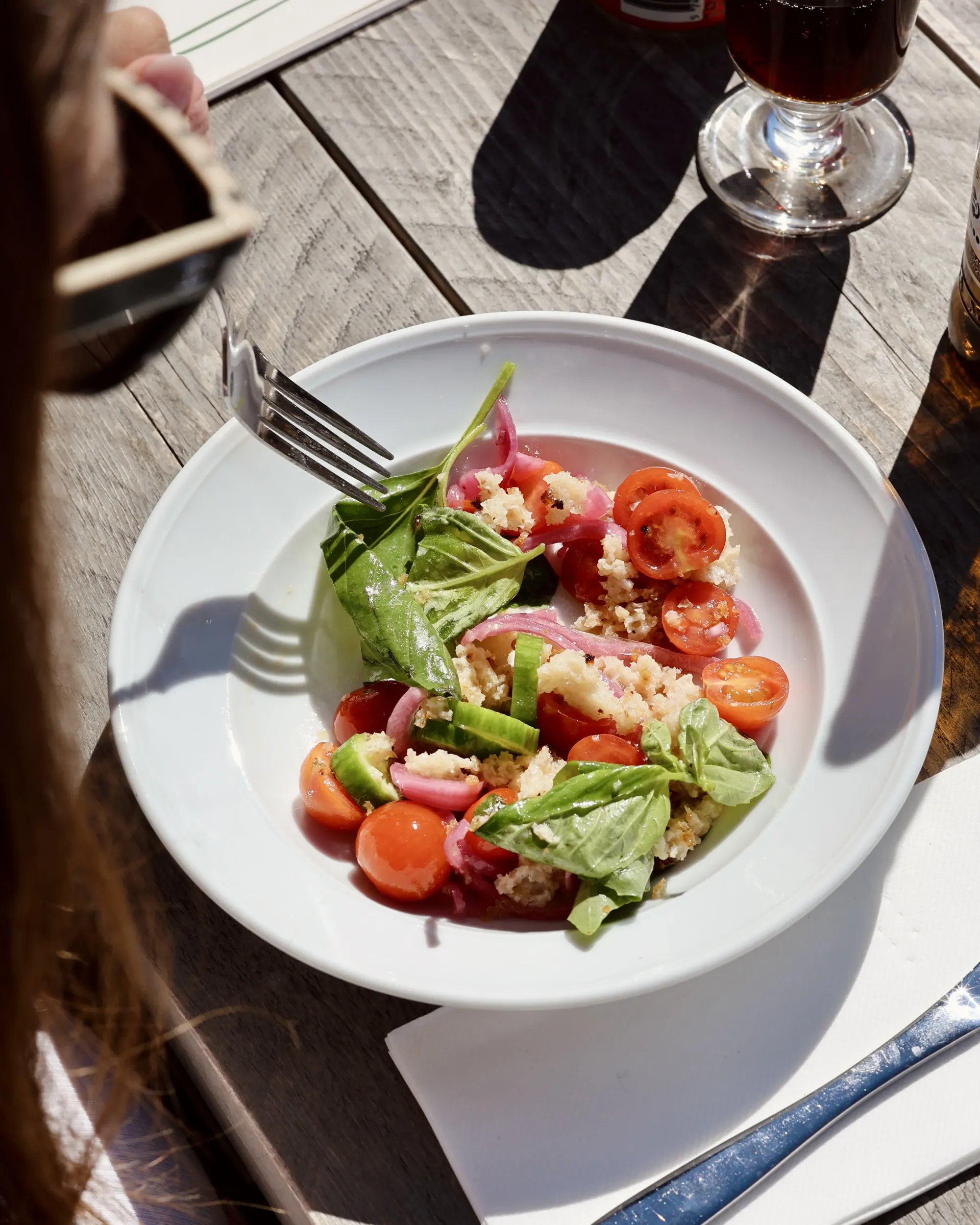 Panzanella med basilikum og et glas vin i gårdhaven hos Gancio